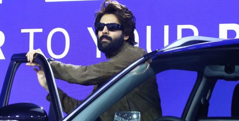 बॉलीवुड स्टार कार्तिक आर्यन का लग्जरी गैराज: करोड़ों की मैकलारेन और लैम्बोर्गिनी से लेकर क्लासिक बाइक्स तक, एक्टर के शानदार ऑटोमोबाइल कलेक्शन ने उड़ाए होश