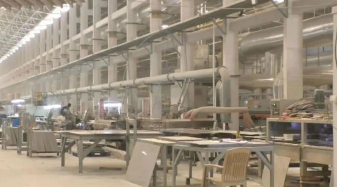 गुजरात के औद्योगिक क्षेत्र में गहराया संकट: मोरबी और सूरत समेत 28,000 फैक्ट्रियों पर लटके ताले, कच्चे माल की बढ़ती कीमतों से लाखों श्रमिकों का रोजगार खतरे में