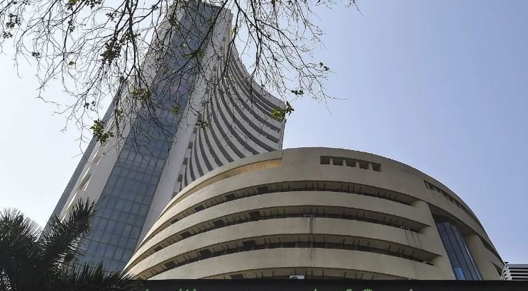 दिनभर की गिरावट के बाद हरे निशान में बंद हुआ सेंसेक्स