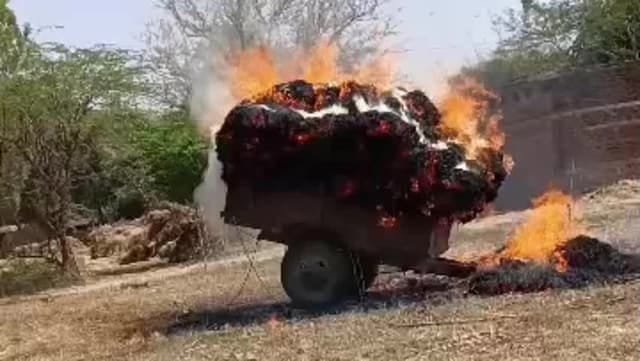 झूलते बिजली तार से लगी आग ट्रैक्टर-ट्रॉली में भरी किसान की फसल जलकर खाक