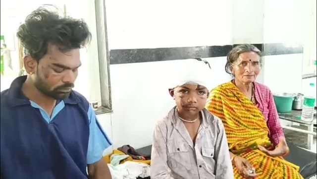 तेज रफ्तार ट्रैक्टर ने पिता-पुत्र को मारी टक्कर, हालत गंभीर, जिला अस्पताल रेफर