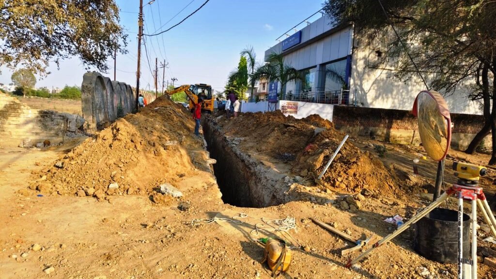 देवरा तिराहा से गनियारी मार्ग का आवागमन पूरी तरह से ठप, मोहल्लेवासी परेशान