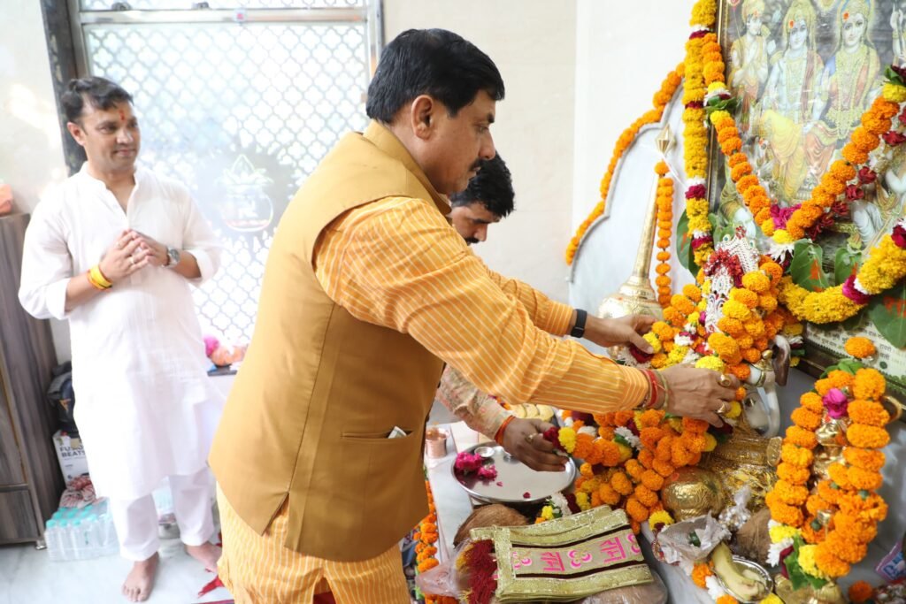 सीएम डॉ यादव ने स्टेट हैंगर स्थित हनुमान मंदिर में किया नमन