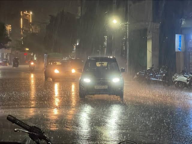 रतलाम में मौसम का मिजाज बदला: दिन भर की तपन के बाद रात में झमाझम बारिश, गर्मी से मिली राहत