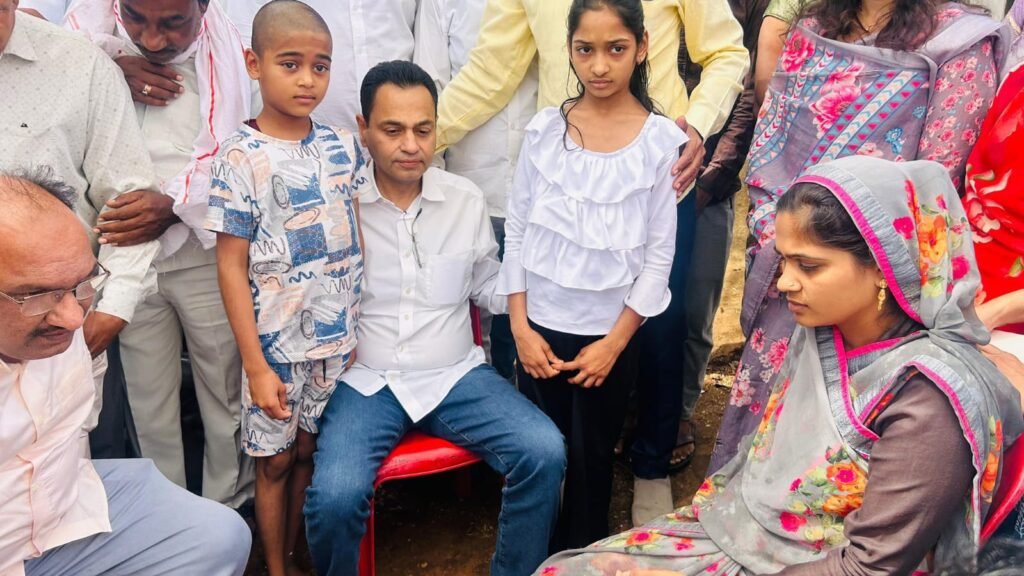 चिखली बस हादसे के दिवंगत परिवारों के बीच पहुंचे पूर्व सांसद नकुलनाथ, बांटा दुख-दर्द