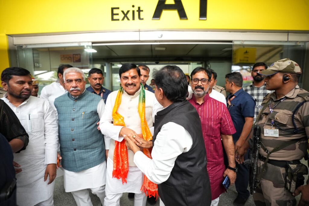 सीएम डॉ यादव का वाराणसी पहुंचने पर भव्य स्वागत