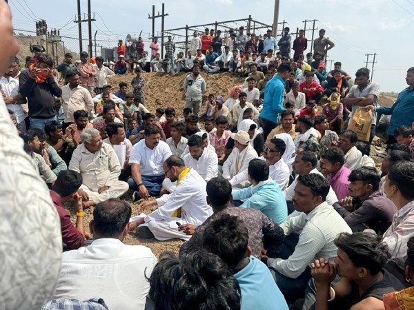 पलसोड़ी में निर्माणाधीन मेगा इंडस्ट्रियल पार्क निवेश क्षेत्र के विरोध में विधायक और लोगों का धरना 