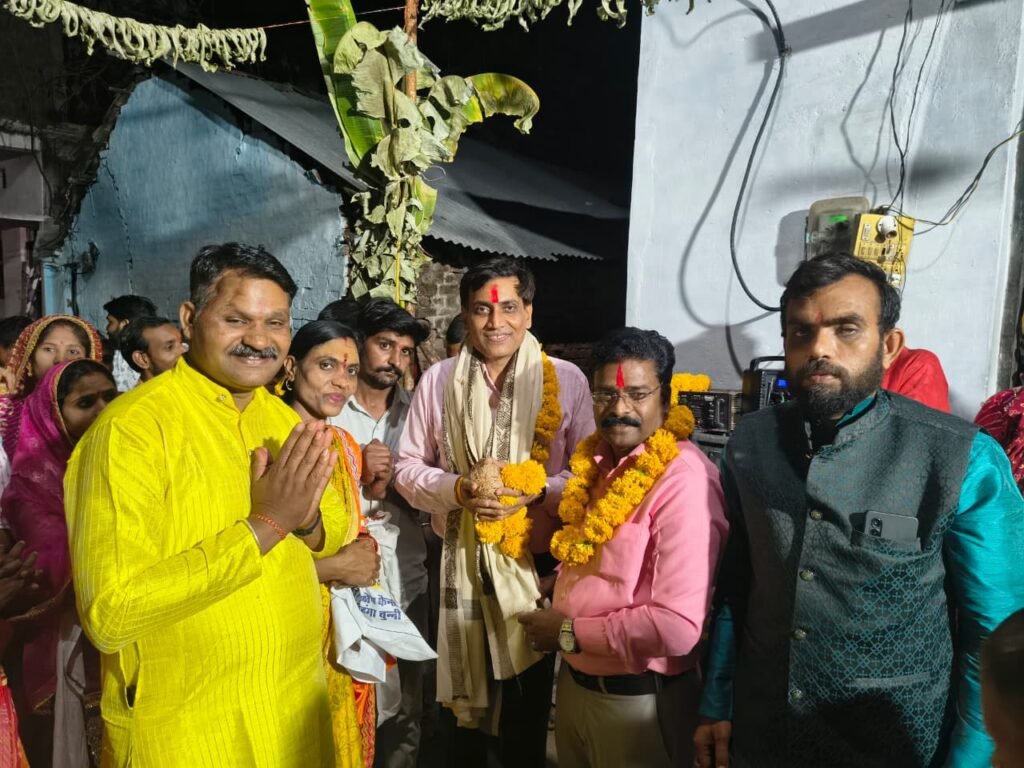 25 साल बाद बनी सड़क, वार्डवासियों ने अध्यक्ष व पार्षद का किया सम्मान