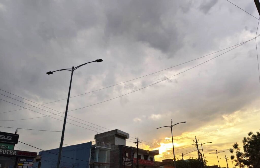 मौसम ने ली करवट, काले बादलों से बढ़ी किसानों की चिंता