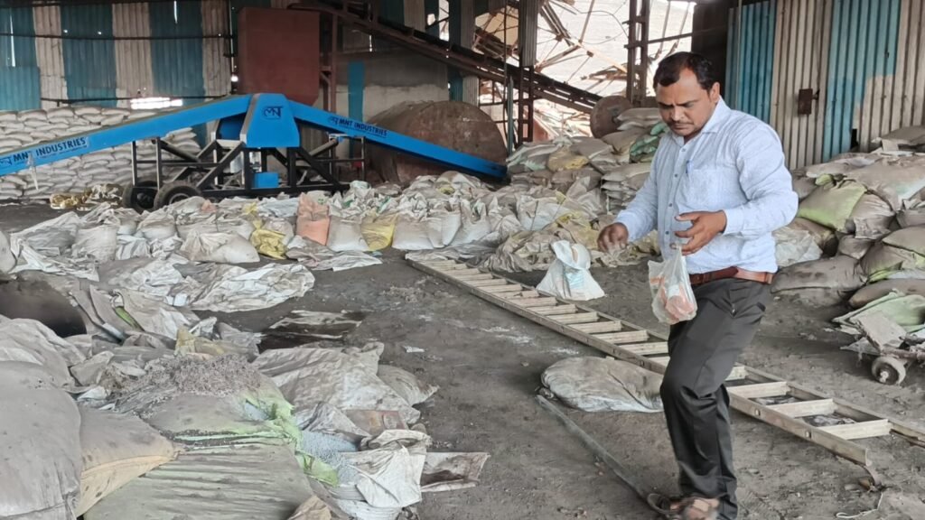 बालझिरी में ट्यूबवेल से निकल रहा काला-लाल पानी: फसलें बर्बाद, बैल की मौत