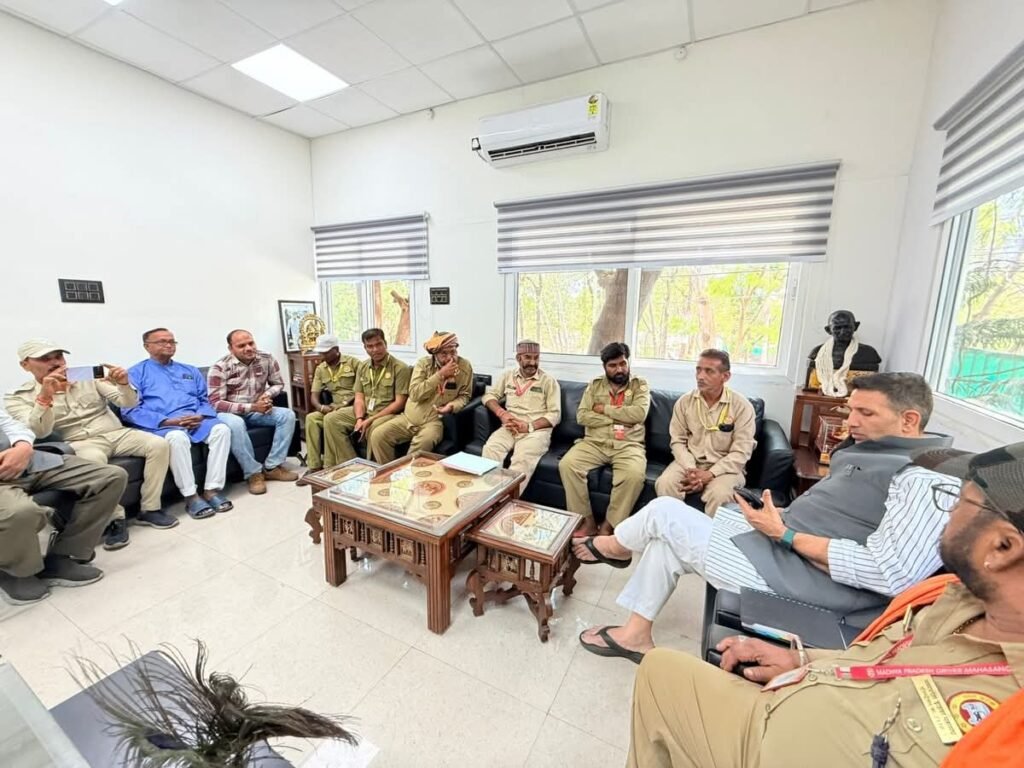 ट्रक यूनियन के प्रतिनिधियों के साथ जीतू पटवारी का संवाद: कांग्रेस उठाएगी ट्रक चालकों की लंबित मांगें