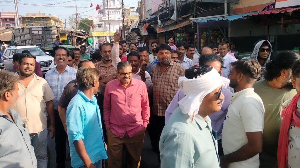 सीहोर में बिजली संकट पर फूटा गुस्सा: मंडी क्षेत्र में अघोषित कटौती से आक्रोशित लोगों ने किया चक्काजाम