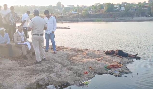 बेटी के सामने नदी में समाई माँ, मौत