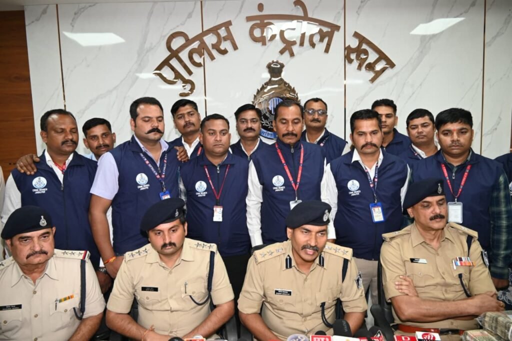 पति पत्नी ने बेटों के साथ बुना था 1.60 करोड़ की ठगी का जाल, चारों गिरफ्तार