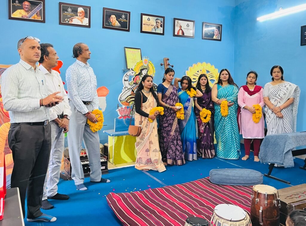 उत्तराखंड के कलाकार सिखा रहे लोकनृत्य, कार्यशाला आरंभ