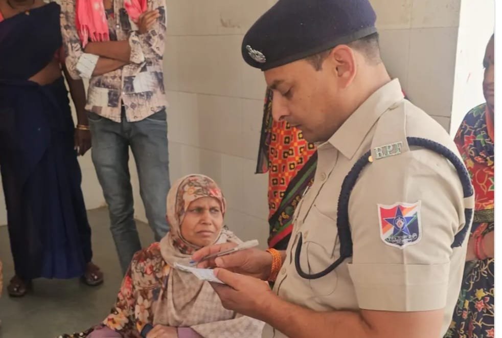 हड़बड़ी मे ट्रेन में चढ़ते समय गिरे यात्री का पैर कटा 