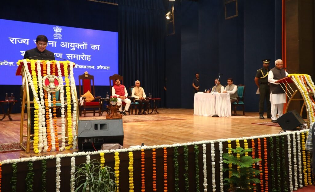 राज्य सूचना आयुक्तों का शपथ ग्रहण: राज्यपाल ने दिलाई शपथ