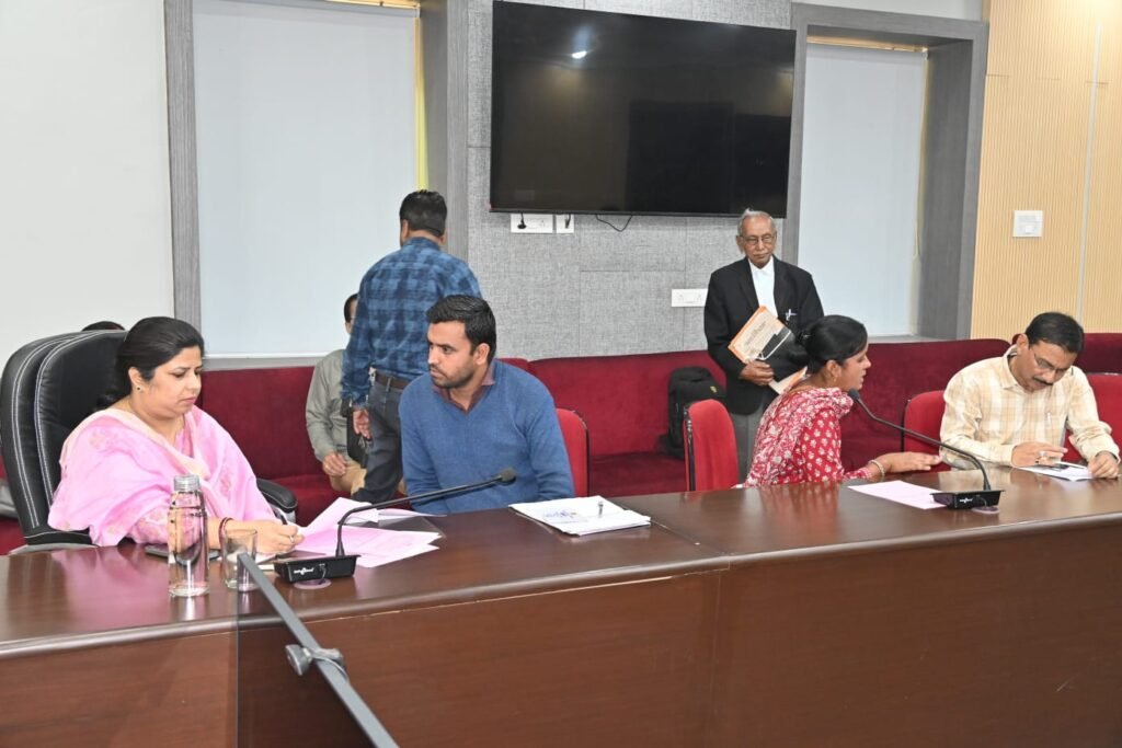 कलेक्टर की जनसुनवाई में आए 116 आवेदन 