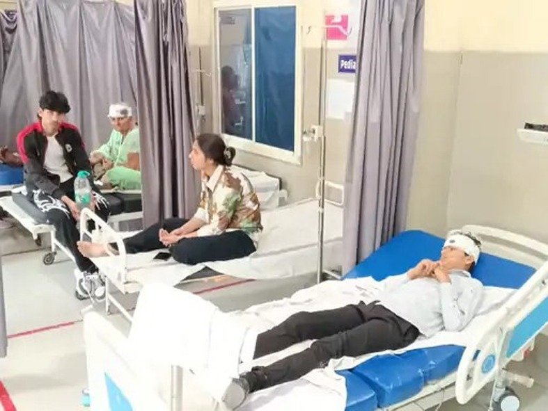 ट्रक में घुसी कार, एक ही परिवार के 8 लोग घायल