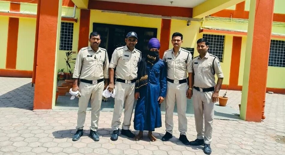 हरियाणा का ‘सौदागर’ 29 तलवारों के साथ पुलिस के हत्थे चढ़ा