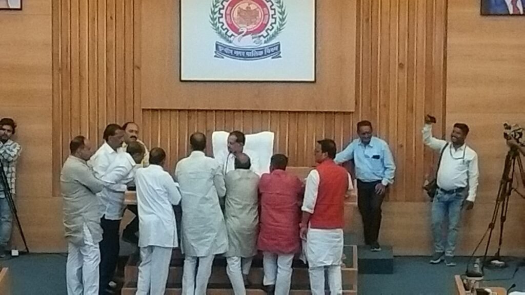 ननि बजट पर बवाल: हंगामे के बीच पारित, सत्ता-पक्ष और विपक्ष कर बार हुए आमने-सामने