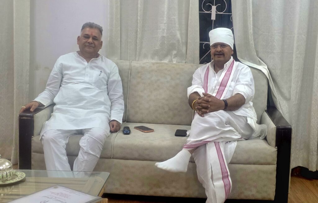 विधायक जैन ने उच्च शिक्षा मंत्री इंदर सिंह परमार से भेंटकर विभिन्न विषयों पर की चर्चा