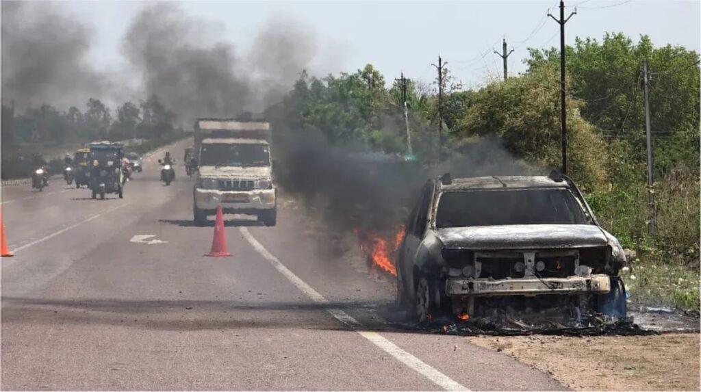 फोरलेन पर चलती कार में लगी आग, कुछ ही मिनटों में जलकर खाक