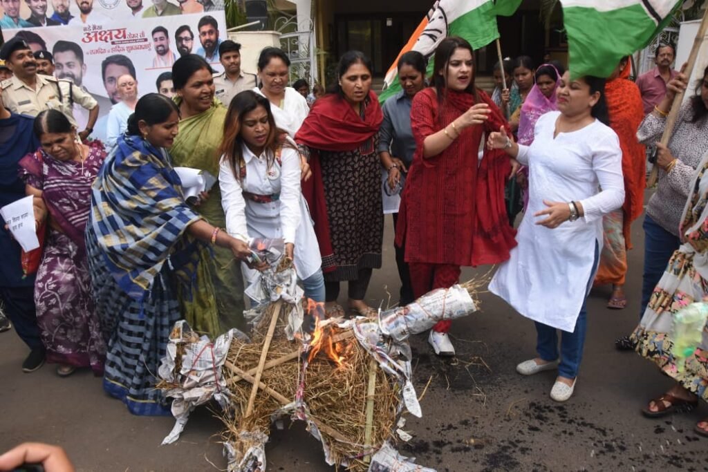 मप्र महिला कांग्रेस का आक्रोश: हिमंत बिस्वा सरमा की अमर्यादित टिप्पणी की निंदा, माफी की मांग को लेकर पुतला दहन