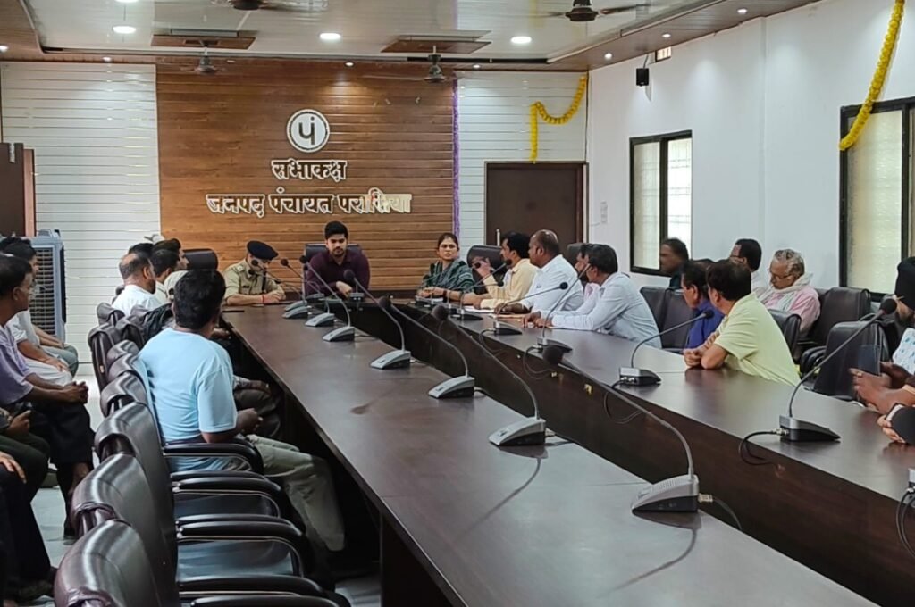 सड़क सुरक्षा बनाम व्यापार: परासिया मुख्य मार्ग से 40 फीट अतिक्रमण हटाने की तैयारी, व्यापारियों में हड़कंप