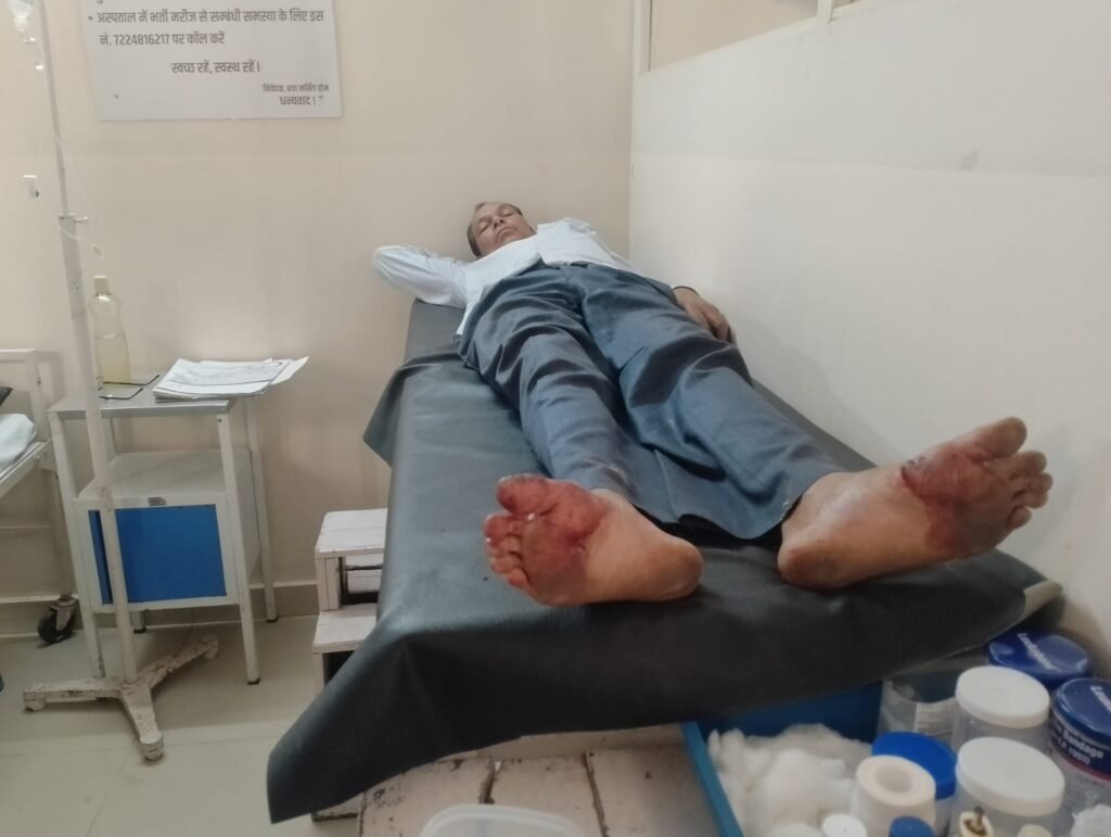 बैंक सुरक्षा कर्मी की बंदूक से चली अचानक गोली, वृद्ध घायल