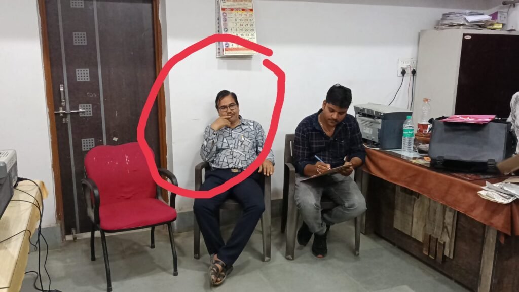 नगर पालिका परिषद का लिपिक रिश्वत लेते रंगे हाथ पकड़ाया