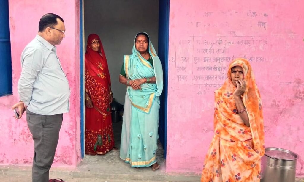 डीईओ के औचक निरीक्षण से मचा हड़कंप, टेबल पर पैर रख मोबाइल चलाते मिले शिक्षक; स्कूल से छात्र गायब