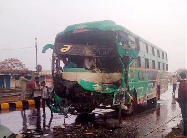 जोधपुर-इंदौर स्लीपर बस ट्रक में घुसी, 5 यात्री घायल