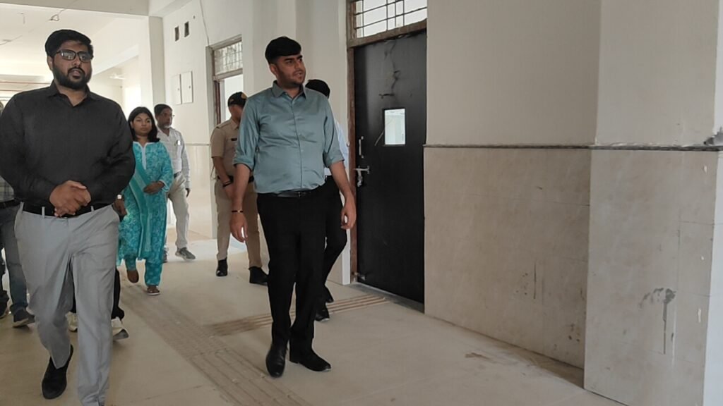 खराब निर्माण देख भड़के कलेक्टर,एसडीएम कार्यालय की निर्माण एजेंसी को ब्लैक लिस्ट करने के निर्देश