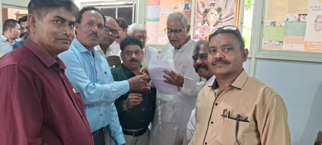 टीईटी परीक्षा के संबंध में विधायक कार्यालय में सौंपा ज्ञापन