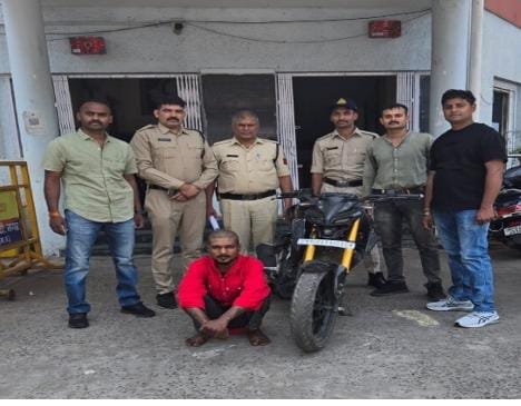शातिर वाहन चोर गिरफ्तार,3 लाख की चोरी की बाइक जब्त