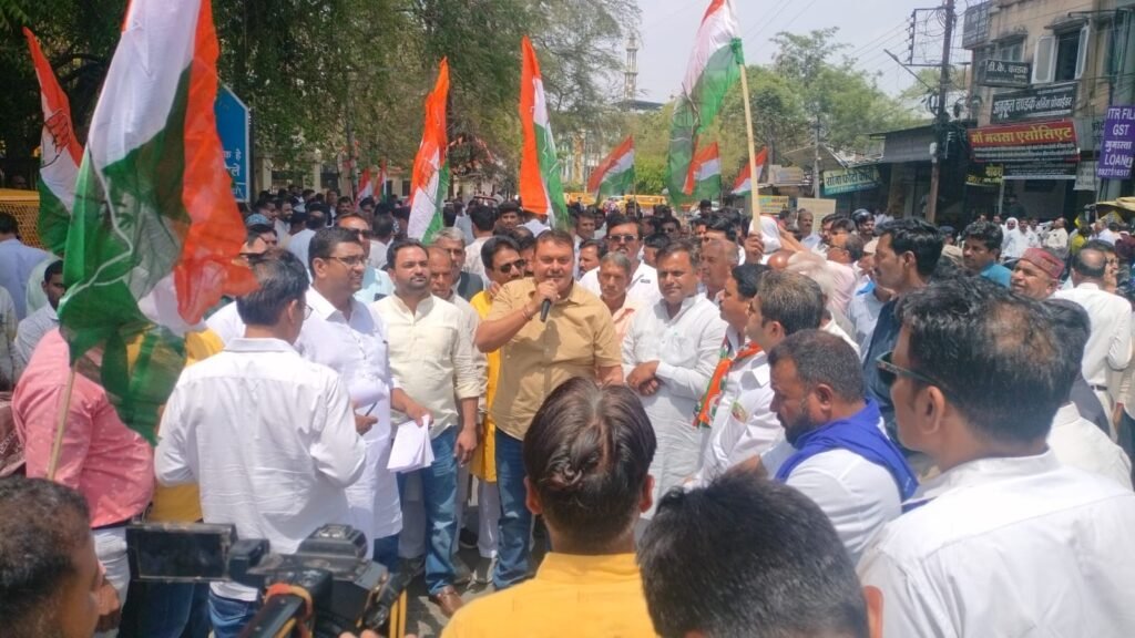 किसानों ने कांग्रेस के साथ विभिन्न मांगों को लेकर प्रदर्शन कर ज्ञापन सौंपा 