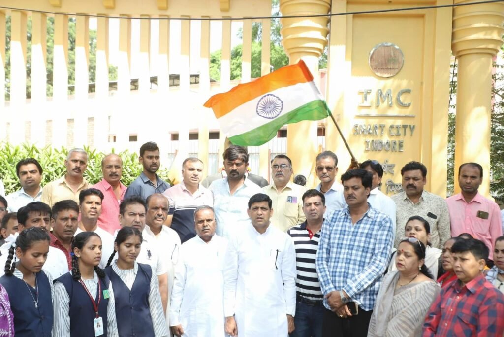 इंदौर के 85 वार्डों और प्रमुख चौराहों पर गूंजा वंदे मातरम