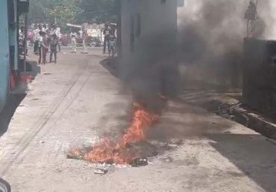 भैरुंदा में स्मार्ट मीटर का उग्र विरोध: 13 मीटरों को उखाड़कर पेट्रोल से फूंका, पार्षद पति पर FIR दर्ज