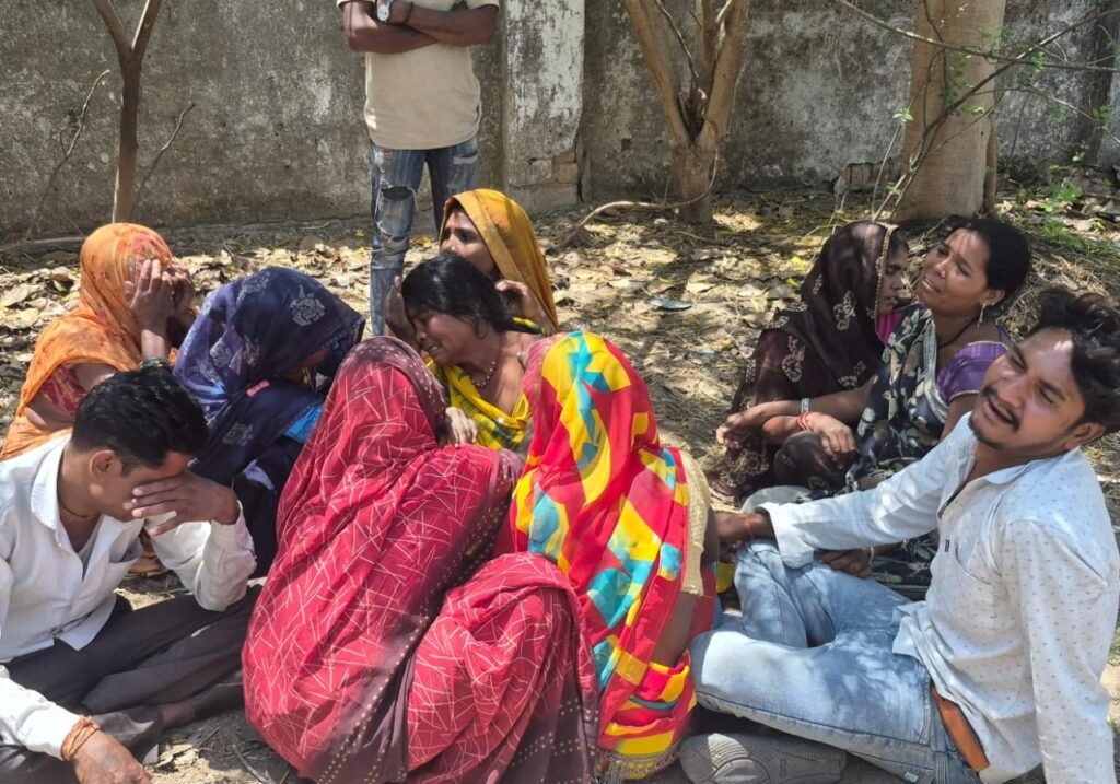 दुष्कर्म के आरोपी जनपद सदस्य का रेलवे ट्रैक पर मिला शव, पत्नी बोली पति को झूठा फंसाया- हमें न्याय चाहिए