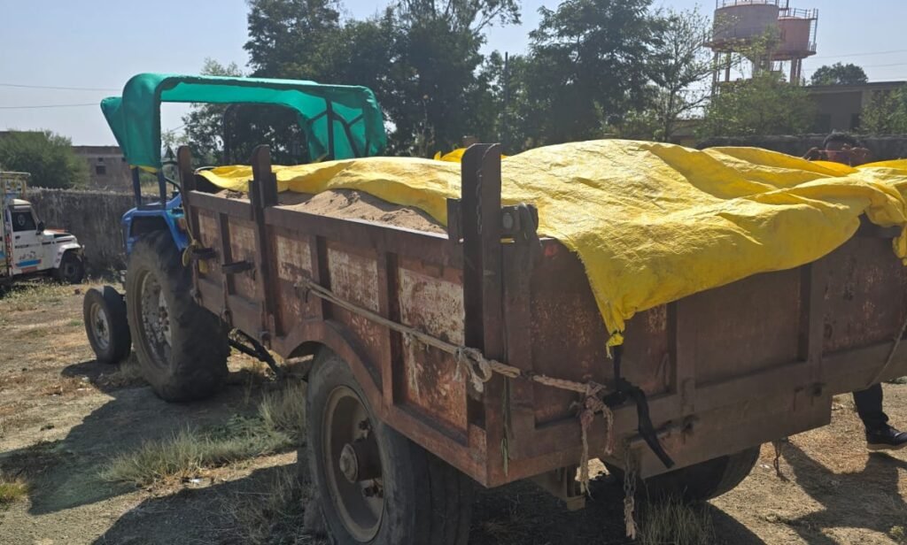 खनिज विभाग ने धनोरा-अंबाड़ा मार्ग पर अवैध रेत परिवहन करते ट्रैक्टर पकड़ा