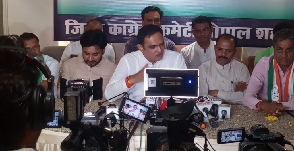 बिना योजना के बढ़ रहा शहर, कौन इसका जिम्मेदार: कांग्रेस