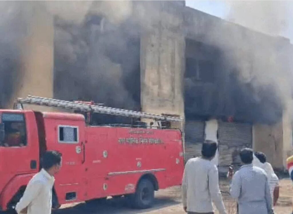 झाड़ियों में लगी आग से धधका सेल्स टैक्स कार्यालय , महत्वपूर्ण दस्तावेज कंप्यूटर जल कर खाक