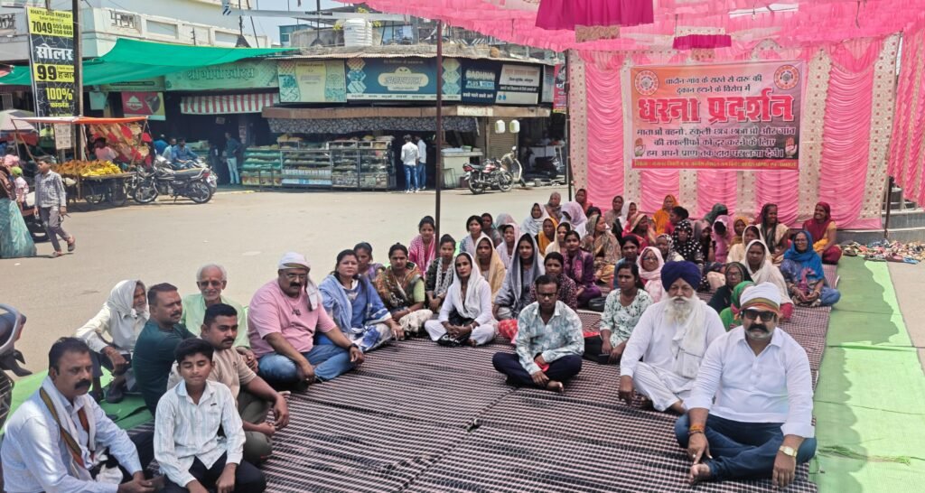 शराब दुकान हटाने की मांग पर महिलाओं का धरना,आंदोलन की चेतावनी