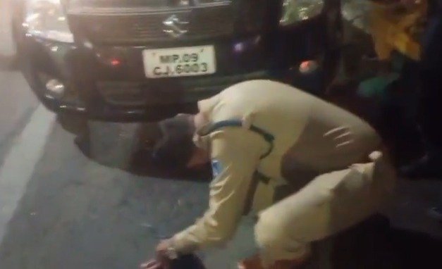 पुलिस की तत्परता से टला बड़ा हादसा चलती कार में लगी आग पर पाया काबू 