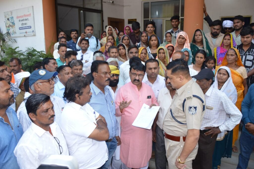 गोलीकांड: आरोपियों की जल्द हो गिरफ्तारी, मकान कराया जाए ध्वस्त