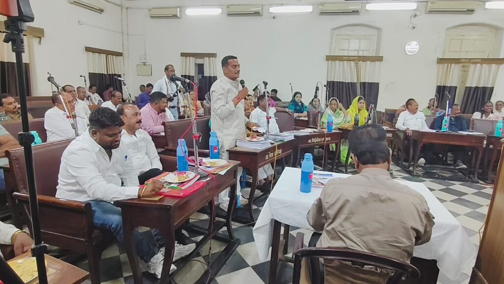 गहमा गहमी के बीच स्थगित हुई सदन की बैठक 