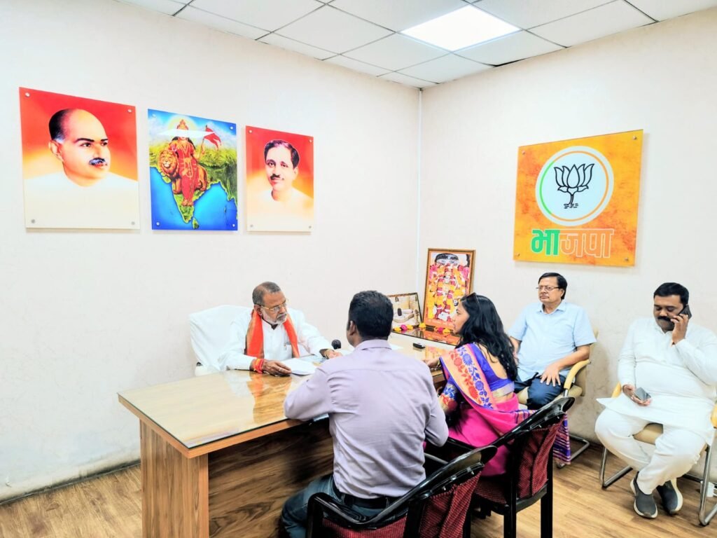 भाजपा कार्यालय में मंत्री कुशवाह ने कार्यकर्ताओं और नागरिकों से किया सीधा संवाद