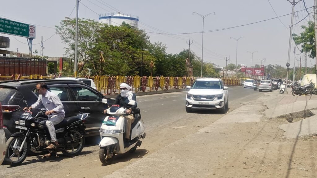 तपती धूप और लू के बीच स्कूल से लौट रहे नौनिहाल, अभिभावकों ने की समय बदलने की मांग 