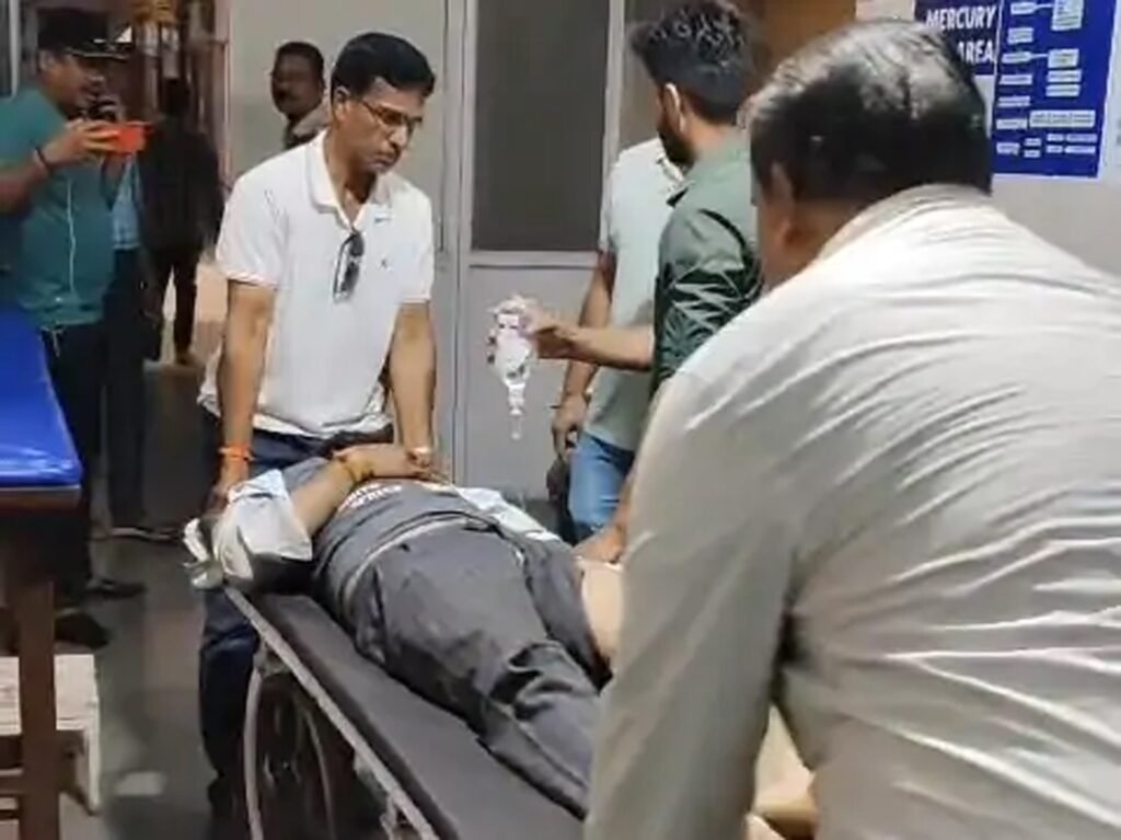 टेस्ट ड्राइव पर निकली कार ट्रेलर से टकराई, दो युवक घायल, एक का हाथ कटा, दूसरे का पैर फ्रैक्चर